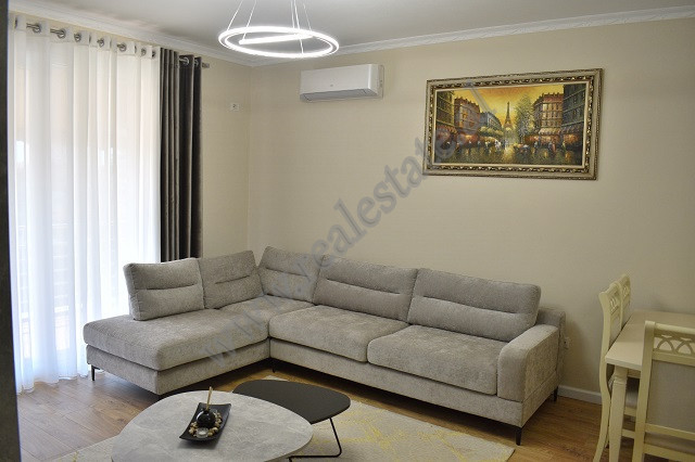 Apartament me qira ne rrugen Gramoz Pashko, prane Prane Fakultetit Ekonomik, ne Tirane.
Pozicionohe